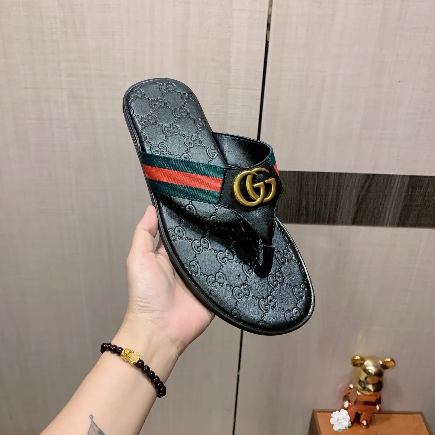 Slippers: New model: Factory price: 260💰💰🎩🎩🔥🔥《 Gucci* 》Series of slippers top purchasing agent🔍🔍Sold at the same time for men, original Italian imported webbing made of selected cowhide, exquisite workmanship,), sole: (super comfortable) original factory special sole, ⚠️exclusive double-layer movable molded sole super comfortable⚠️, real shot🎬the real thing is more beautiful🔍🔍266 regular code 38-44, can be ordered 45.